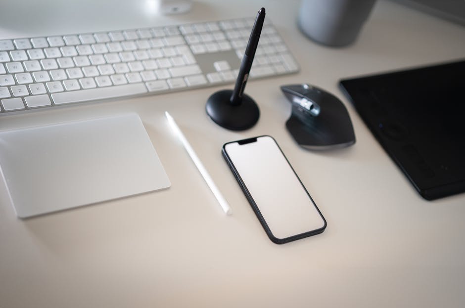 Čist i moderan radni prostor s tipkovnicom, pametnim telefonom i bežičnim mišem.